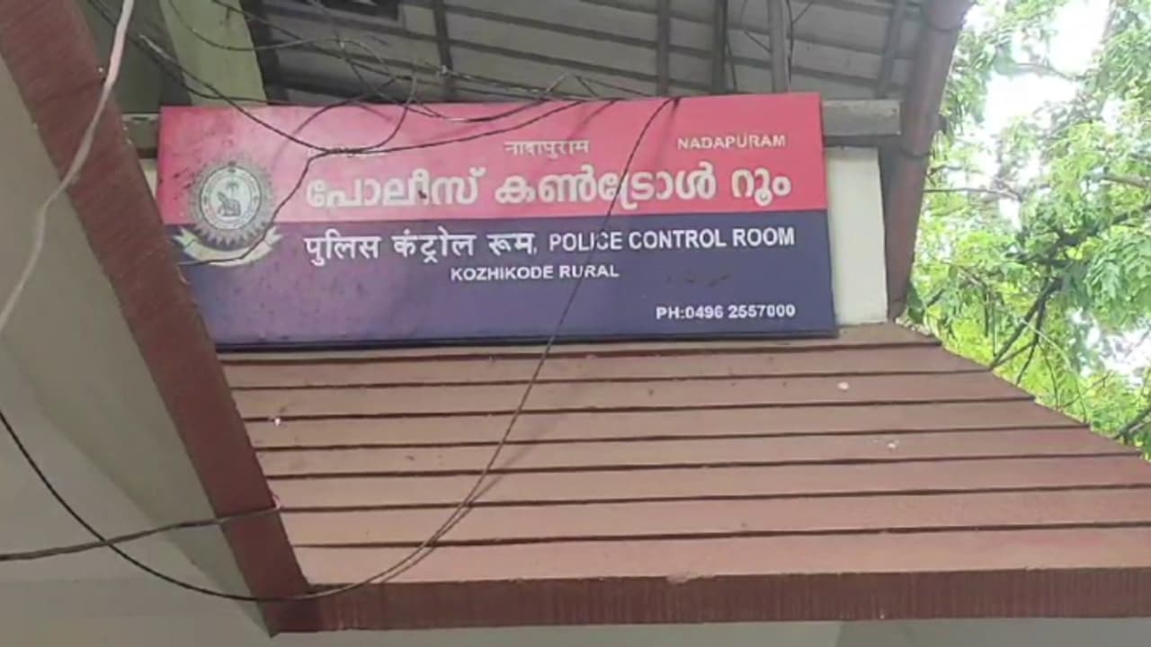 യുവതിയും മകളും രാത്രി വീട്ടിലെത്തിയപ്പോൾ അകത്ത് പൊലീസുകാരൻ; കുത്തിക്കൊല്ലുമെന്ന് ഭീഷണി, സിഐയ്ക്കെതിരെ കേസ് യുവതിയും മകളും രാത്രി വീട്ടിലെത്തിയപ്പോൾ അകത്ത് പൊലീസുകാരൻ; കുത്തിക്കൊല്ലുമെന്ന് ഭീഷണി, സിഐയ്ക്കെതിരെ കേസ്