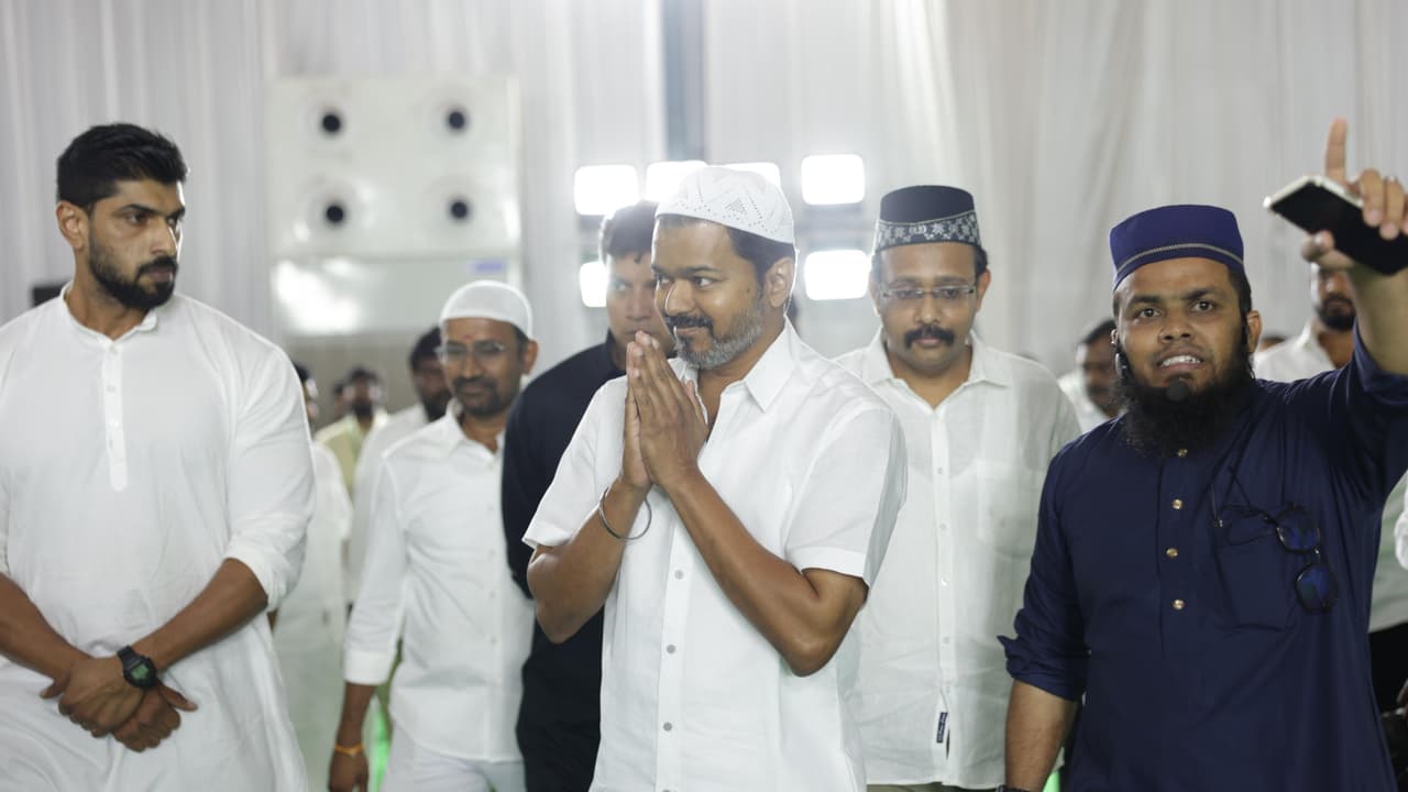 நபிகள் நாயகத்தின் வாழ்க்கை – இஃப்தார் நோன்பு திறக்கும் நிகழ்ச்சியில் கலந்து கொண்ட தவெக தலைவர் விஜய்!