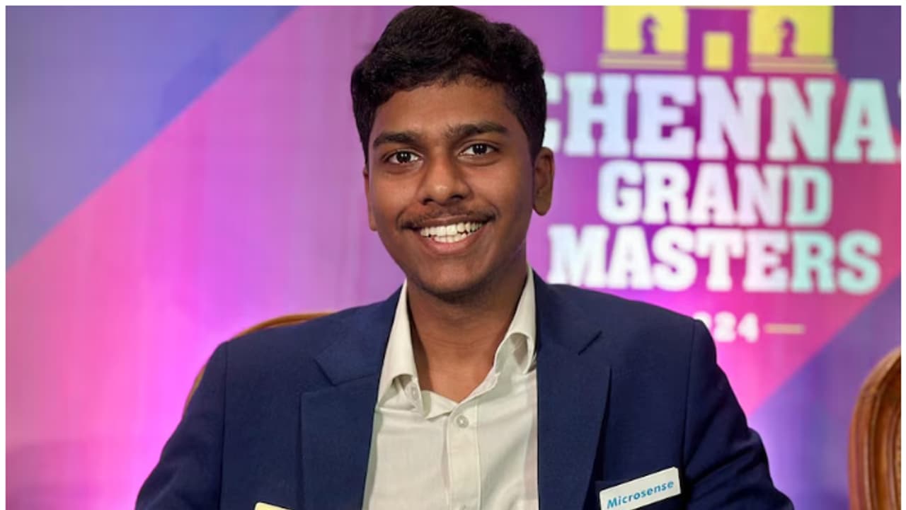 ജി ഗുകേഷിനു പിന്നാലെ ഇന്ത്യക്ക് അഭിമാനമായി വീണ്ടുമൊരു ചെസ് ചാമ്പ്യൻ; ലോക ജൂനിയർ കിരീടം നേടി പ്രണവ് വെങ്കടേഷ്