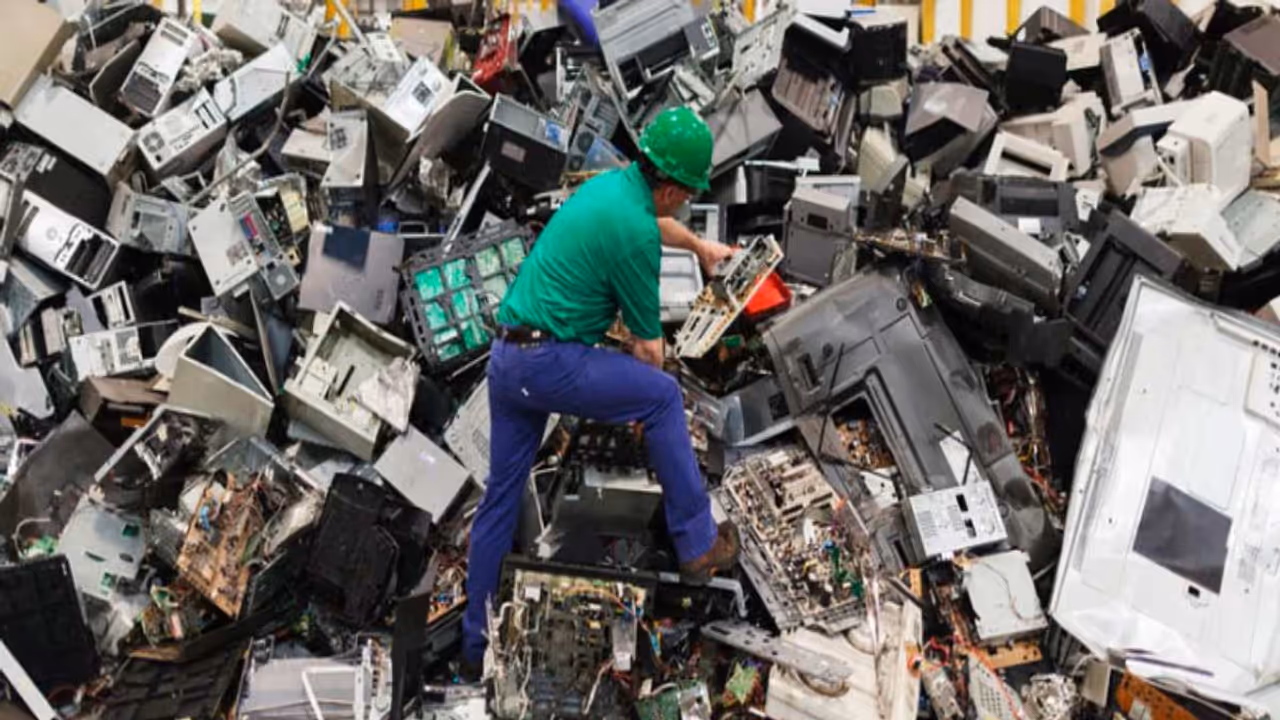 E Watste Management: ഇ വേസ്റ്റുകള് എന്ത് ചെയ്യണം, അവ എങ്ങനെ സംസ്കരിക്കണം, ഈ മേഖലയിലെ പ്രശ്നങ്ങളെന്ത്? E Watste Management: ഇ വേസ്റ്റുകള് എന്ത് ചെയ്യണം, അവ എങ്ങനെ സംസ്കരിക്കണം, ഈ മേഖലയിലെ പ്രശ്നങ്ങളെന്ത്?