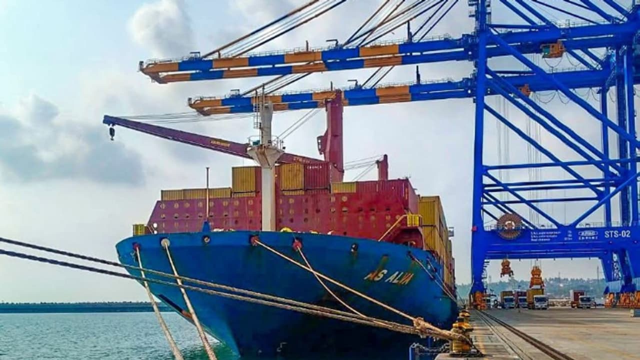 വിഴിഞ്ഞം തുറമുഖത്തിന് ഉമ്മന്‍ചാണ്ടിയുടെ പേരിടണം ,പിണറായി വിജയന്‍ തെറ്റുതിരുത്തണമെന്ന് കെ സുധാകരന്‍