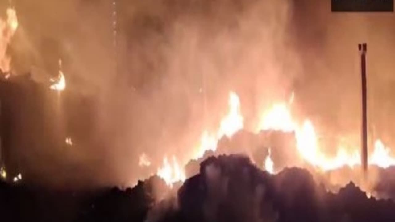 Massive fire engulfs 15 warehouses in Gujarat's Vapi; firefighting ops underway Massive fire engulfs 15 warehouses in Gujarat's Vapi; firefighting ops underway