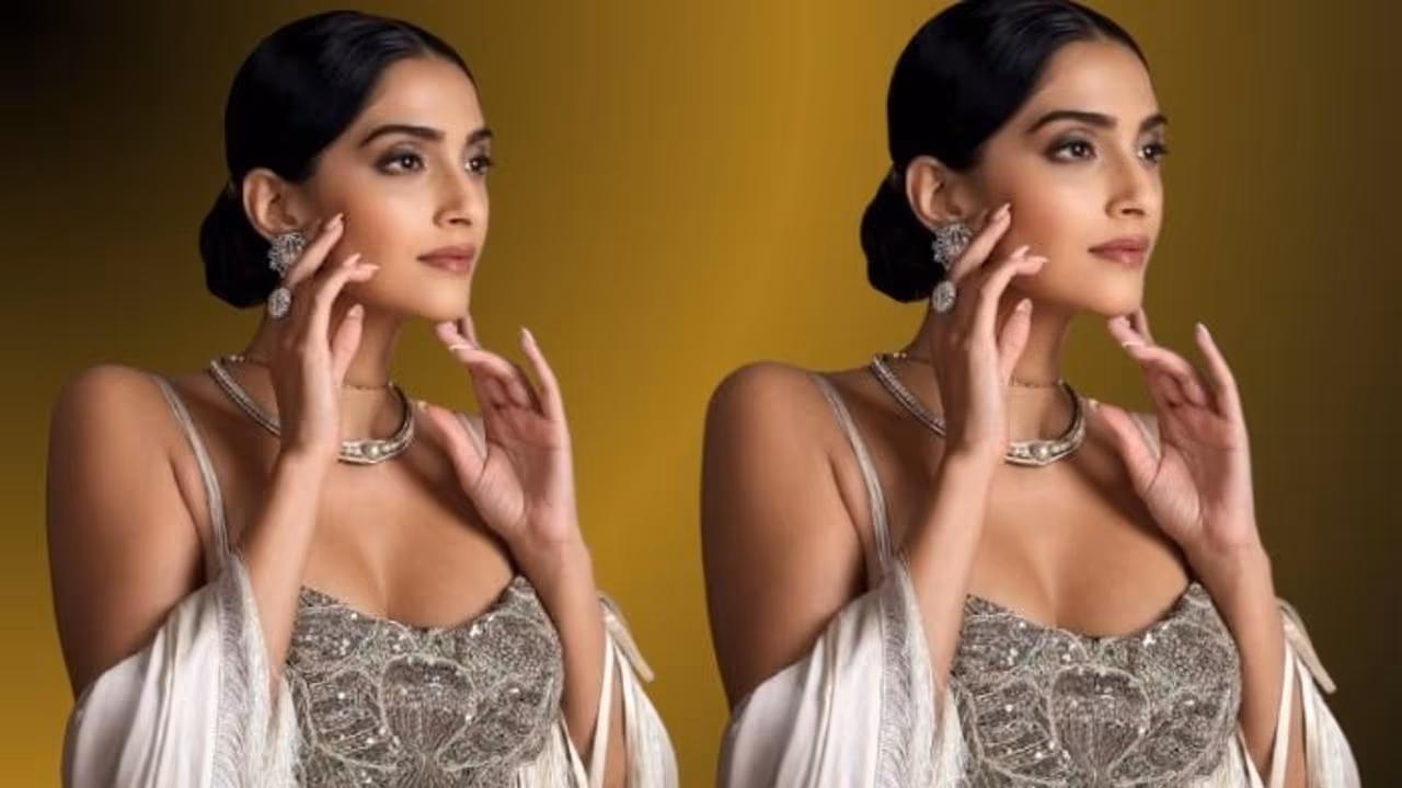 ಹಿಂದೊಂದು, ಮುಂದೊಂದು; ಸೋನಂ ಕಪೂರ್ ಫ್ಯಾಶನ್ಗೆ ಇನ್ನು ಈ ಕಣ್ಣಲ್ಲಿ ಏನೇನು ನೋಡಬೇಕಪ್ಪಾ ಎಂದ ನೆಟ್ಟಿಗರು! ಹಿಂದೊಂದು, ಮುಂದೊಂದು; ಸೋನಂ ಕಪೂರ್ ಫ್ಯಾಶನ್ಗೆ ಇನ್ನು ಈ ಕಣ್ಣಲ್ಲಿ ಏನೇನು ನೋಡಬೇಕಪ್ಪಾ ಎಂದ ನೆಟ್ಟಿಗರು!