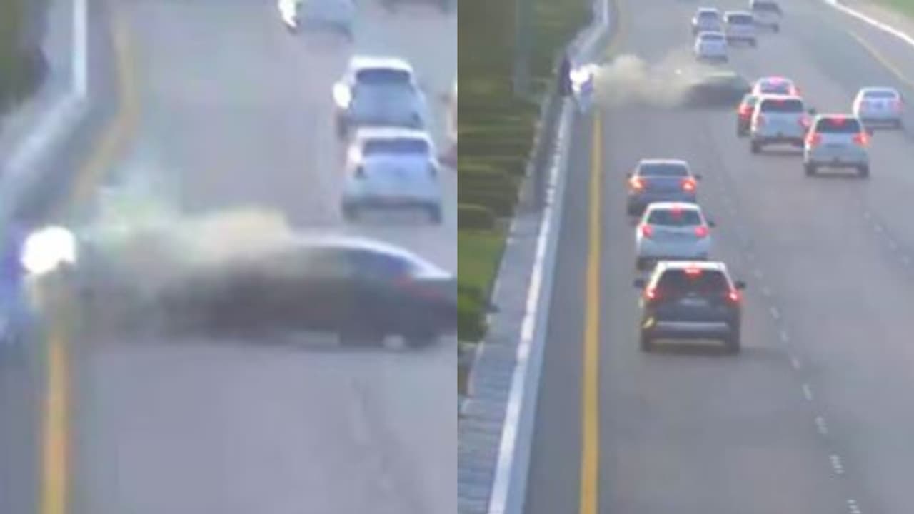 തിരക്കേറിയ നാലുവരി പാതയിൽ ഓടിയ കാർ പെട്ടെന്ന് നിർത്തി, പിന്നാലെ അപകടം, സിസിടിവി ദൃശ്യങ്ങളുമായി അബുദാബി പൊലീസ് തിരക്കേറിയ നാലുവരി പാതയിൽ ഓടിയ കാർ പെട്ടെന്ന് നിർത്തി, പിന്നാലെ അപകടം, സിസിടിവി ദൃശ്യങ്ങളുമായി അബുദാബി പൊലീസ്