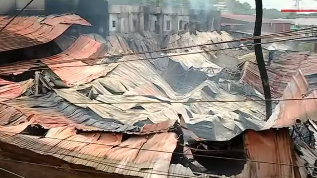 കളമശേരിയില് തീപിടുത്തം, കെഎസ്ഇബി ഹൈ ടെന്ഷന് ലൈന് പൊട്ടി വീണു, ലക്ഷങ്ങളുടെ നാശനഷ്ടം കളമശേരിയില് തീപിടുത്തം, കെഎസ്ഇബി ഹൈ ടെന്ഷന് ലൈന് പൊട്ടി വീണു, ലക്ഷങ്ങളുടെ നാശനഷ്ടം