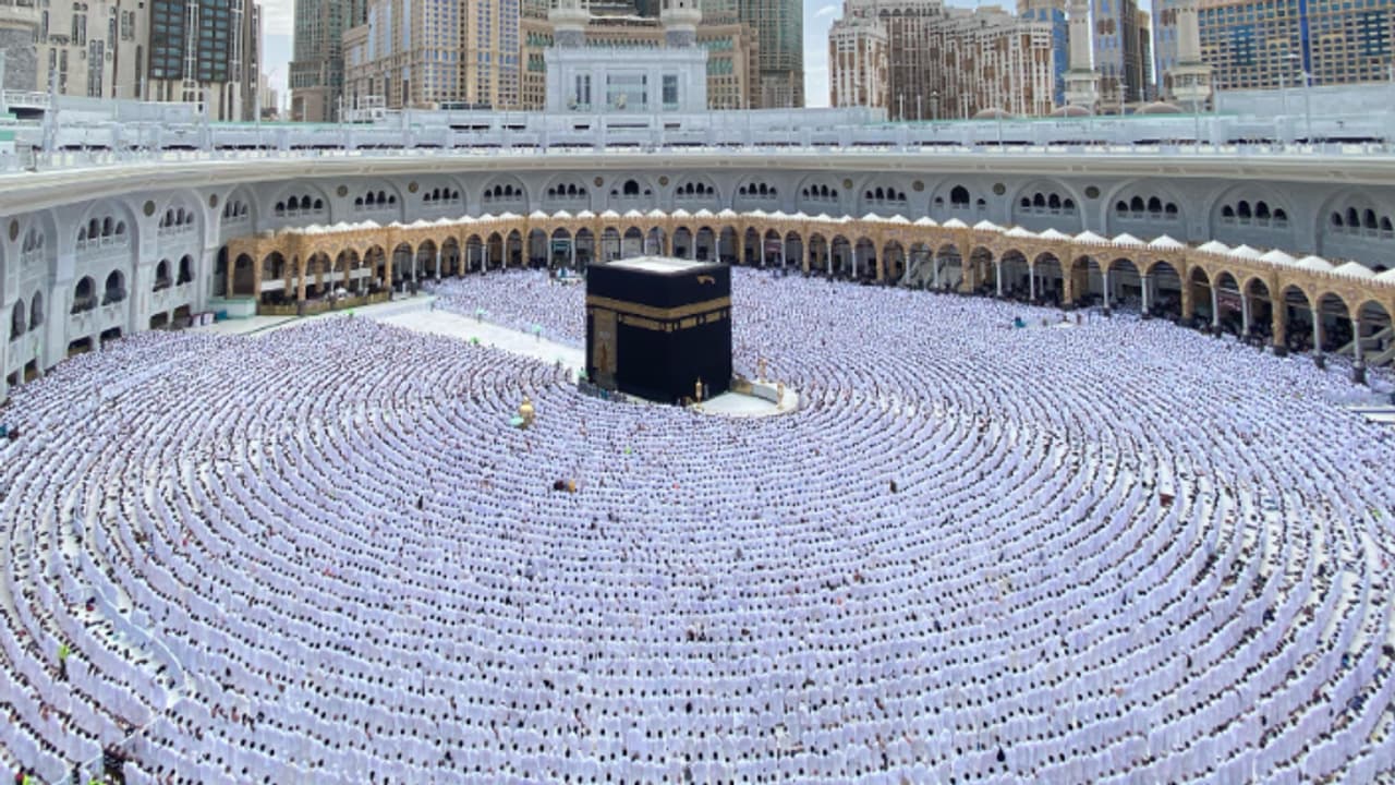 റമദാനിലെ ആദ്യ ജുമുഅ, ഭക്തിസാന്ദ്രമായി ഇരുഹറമുകളും, ഒഴുകിയെത്തിയത് ലക്ഷക്കണക്കിന് വിശ്വാസികൾ റമദാനിലെ ആദ്യ ജുമുഅ, ഭക്തിസാന്ദ്രമായി ഇരുഹറമുകളും, ഒഴുകിയെത്തിയത് ലക്ഷക്കണക്കിന് വിശ്വാസികൾ