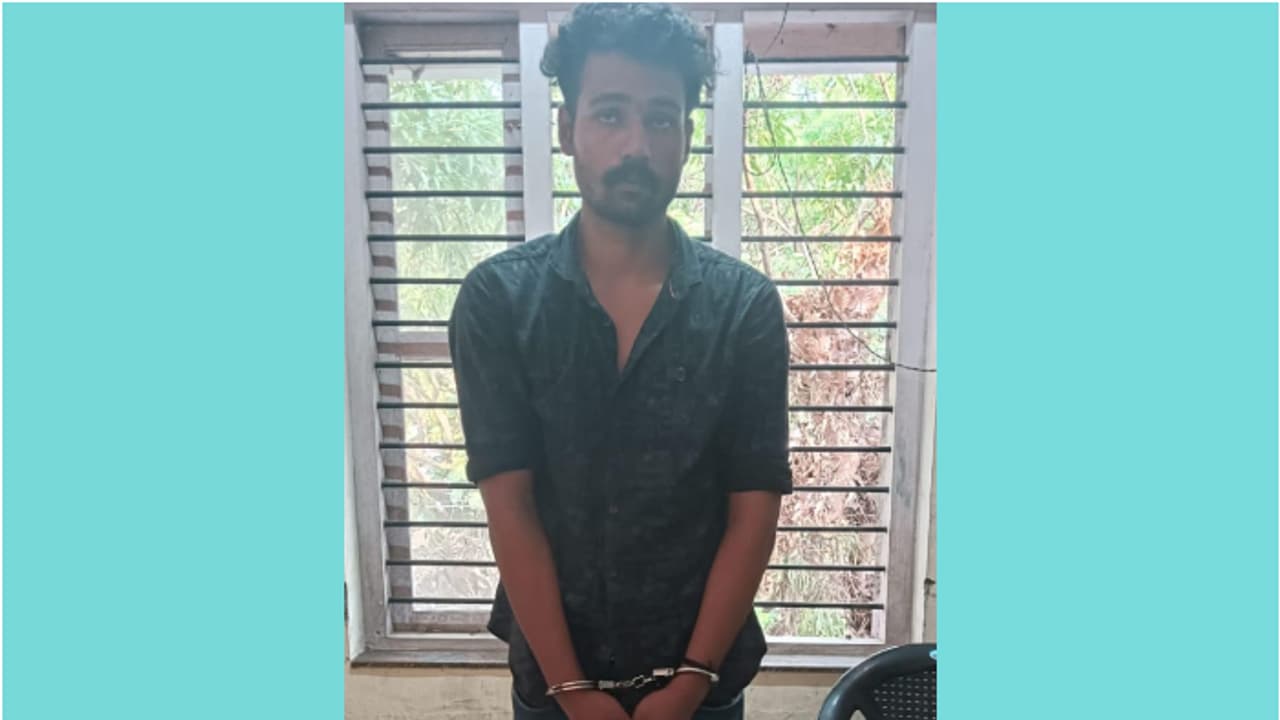 ബൈക്കിൽ നിന്നൊരു പൊതി താഴെ വീണു, സ്കൂട്ടറിലെത്തിയ ആസിഫ് അത് കൈക്കലാക്കി, എല്ലാം സിസിടിവി കണ്ടു; പൊലീസ് പൊക്കി ബൈക്കിൽ നിന്നൊരു പൊതി താഴെ വീണു, സ്കൂട്ടറിലെത്തിയ ആസിഫ് അത് കൈക്കലാക്കി, എല്ലാം സിസിടിവി കണ്ടു; പൊലീസ് പൊക്കി