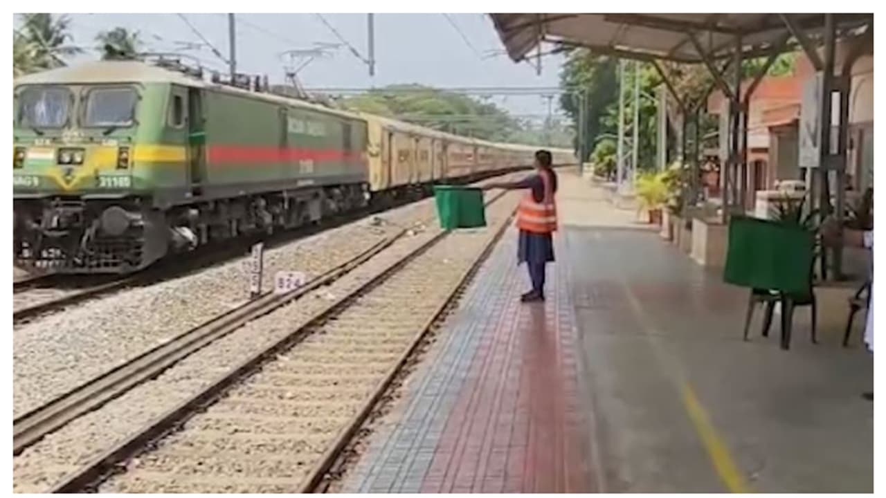 രാവിലെ 10 മുതൽ രാത്രി 8 വരെ സ്ത്രീകൾ മാത്രം; വനിതാദിനത്തിൽ ഈ റെയിൽവെ സ്റ്റേഷൻ പൂർണമായി നിയന്ത്രിച്ചത് വനിതകൾ രാവിലെ 10 മുതൽ രാത്രി 8 വരെ സ്ത്രീകൾ മാത്രം; വനിതാദിനത്തിൽ ഈ റെയിൽവെ സ്റ്റേഷൻ പൂർണമായി നിയന്ത്രിച്ചത് വനിതകൾ