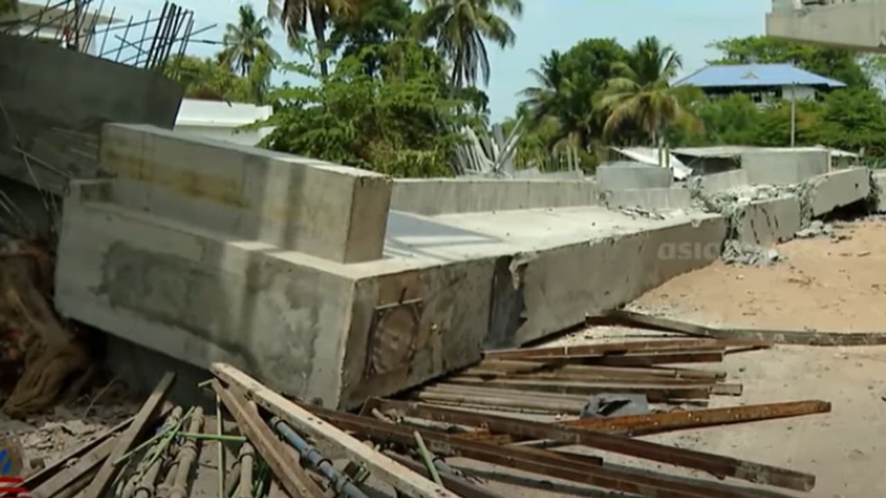 ആലപ്പുഴയില് 90 ടൺ ഭാരമുള്ള ഗര്ഡറുകള് തകര്ന്ന സംഭവം; വീടുകള്ക്ക് വിള്ളല്, വ്യാപക പരാതിയുമായി നാട്ടുകാര് ആലപ്പുഴയില് 90 ടൺ ഭാരമുള്ള ഗര്ഡറുകള് തകര്ന്ന സംഭവം; വീടുകള്ക്ക് വിള്ളല്, വ്യാപക പരാതിയുമായി നാട്ടുകാര്