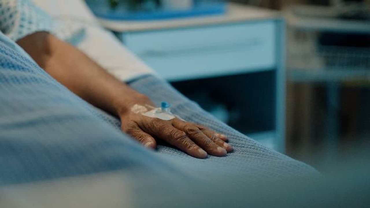 ആരോഗ്യനില വഷളായിട്ടും ലീവ് നല്കിയില്ല, ഐവി ഡ്രിപ്പുമായി സ്കൂളിലെത്തി അധ്യാപകന്, സംഭവം ഒഡീഷയിൽ ആരോഗ്യനില വഷളായിട്ടും ലീവ് നല്കിയില്ല, ഐവി ഡ്രിപ്പുമായി സ്കൂളിലെത്തി അധ്യാപകന്, സംഭവം ഒഡീഷയിൽ