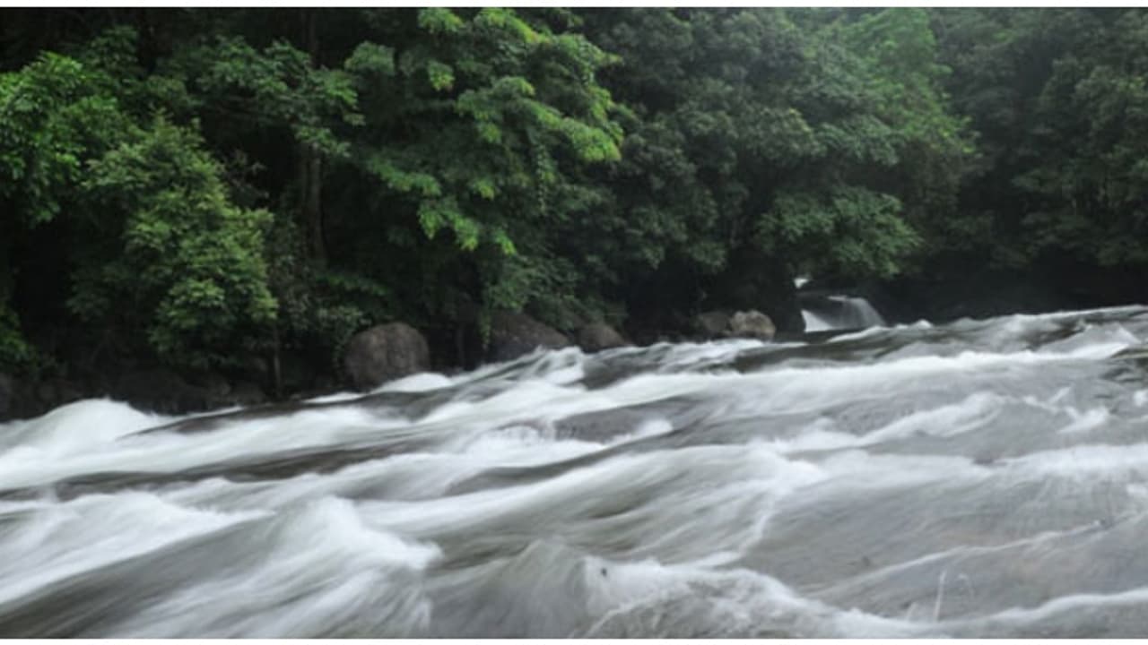 ആഢ്യന്‍പാറ, കേരളാംകുണ്ട്, കൊടികുത്തിമല; മലയോര മേഖലയിലെ ടൂറിസ്റ്റ് കേന്ദ്രങ്ങളിൽ പ്രവേശനം വിലക്കി ജില്ലാ കളക്ടർ