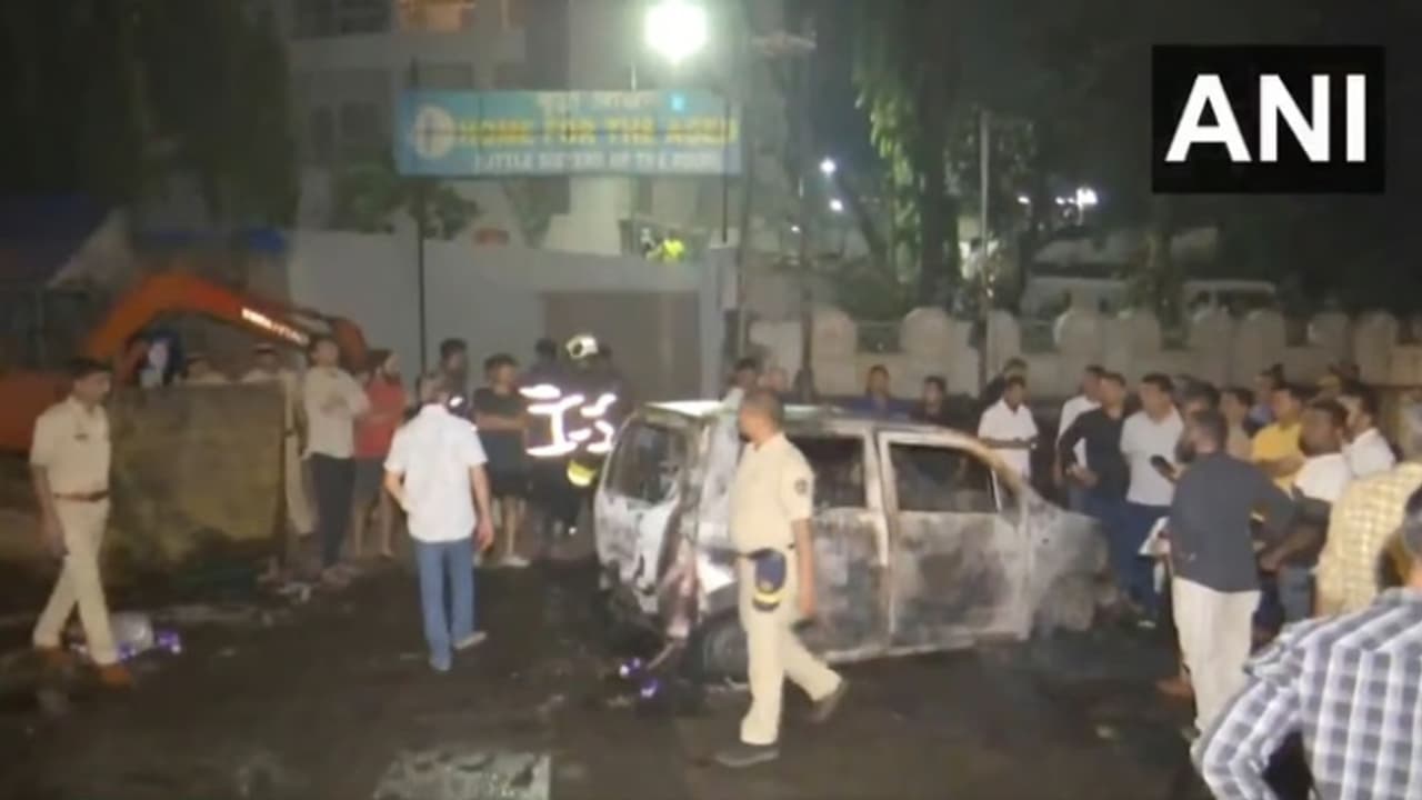 റോഡിലൂടെ ഇട്ടിരുന്ന ഗ്യാസ് പൈപ്പ് ലൈനിൽ അർദ്ധരാത്രി ചോർച്ചയും തീപിടുത്തവും; മൂന്ന് പേർക്ക് പൊള്ളലേറ്റു റോഡിലൂടെ ഇട്ടിരുന്ന ഗ്യാസ് പൈപ്പ് ലൈനിൽ അർദ്ധരാത്രി ചോർച്ചയും തീപിടുത്തവും; മൂന്ന് പേർക്ക് പൊള്ളലേറ്റു