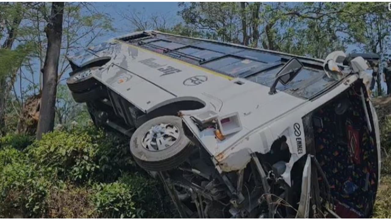 കണ്ണൂരിൽ നിന്നുള്ള ടൂറിസ്റ്റ് ബസ് ​ഗൂഡല്ലൂരിൽ റോഡരികിലെ കുഴിയിലേക്ക് മറിഞ്ഞു; 17 പേർക്ക് പരിക്ക്