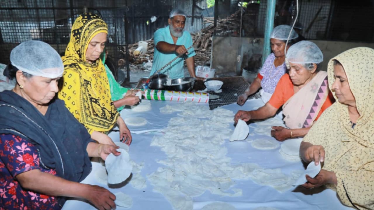 പ്രവാസ ജീവിതമവസാനിപ്പിച്ച് തുടങ്ങിയ സംരംഭം; ഒന്നര പതിറ്റാണ്ടായി ഇഫ്താർ വിഭവങ്ങളിലെ താരമായി ഫിറോസിന്‍റെ പത്തിരി
