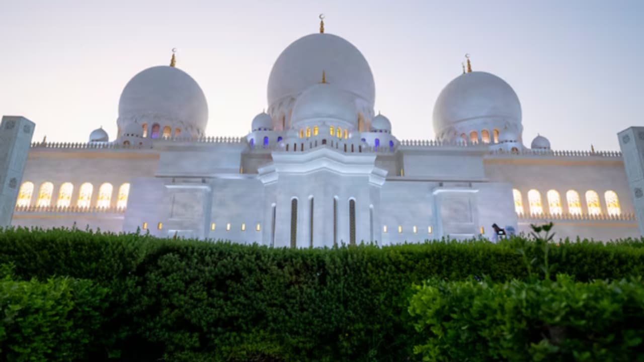 ശൈഖ് സായിദ് ഗ്രാൻഡ് മോസ്കിൽ തിരക്കേറുന്നു, കഴിഞ്ഞ വർഷമെത്തിയത് 65 ലക്ഷം സന്ദര്ശകർ ശൈഖ് സായിദ് ഗ്രാൻഡ് മോസ്കിൽ തിരക്കേറുന്നു, കഴിഞ്ഞ വർഷമെത്തിയത് 65 ലക്ഷം സന്ദര്ശകർ