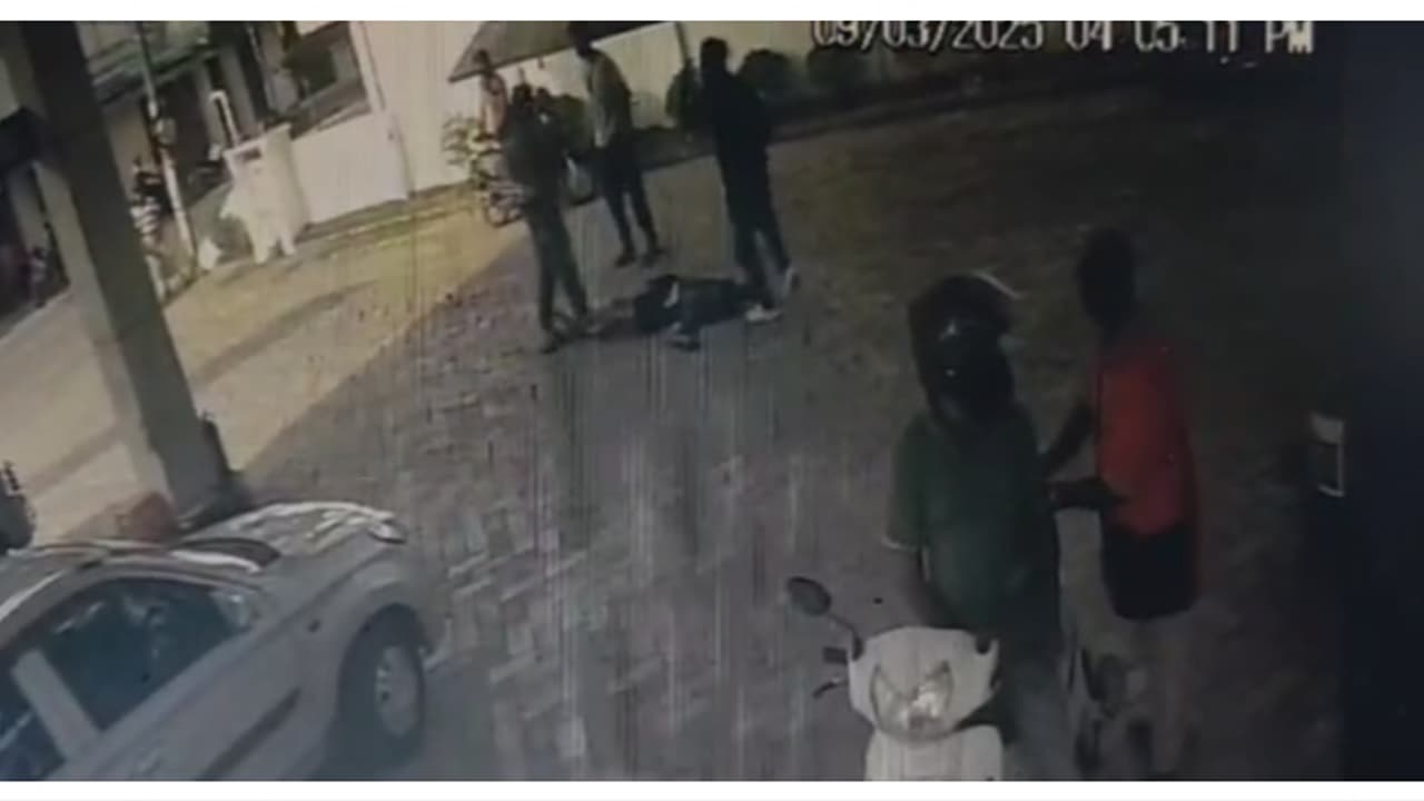 ആര്യനാട് മൂന്നംഗ സംഘം യുവാവിനെ മർദിച്ചതായി പരാതി; ആശുപത്രിയിൽ ചികിത്സയില്, കാരണം മുൻവൈരാഗ്യമെന്ന് പൊലീസ് ആര്യനാട് മൂന്നംഗ സംഘം യുവാവിനെ മർദിച്ചതായി പരാതി; ആശുപത്രിയിൽ ചികിത്സയില്, കാരണം മുൻവൈരാഗ്യമെന്ന് പൊലീസ്