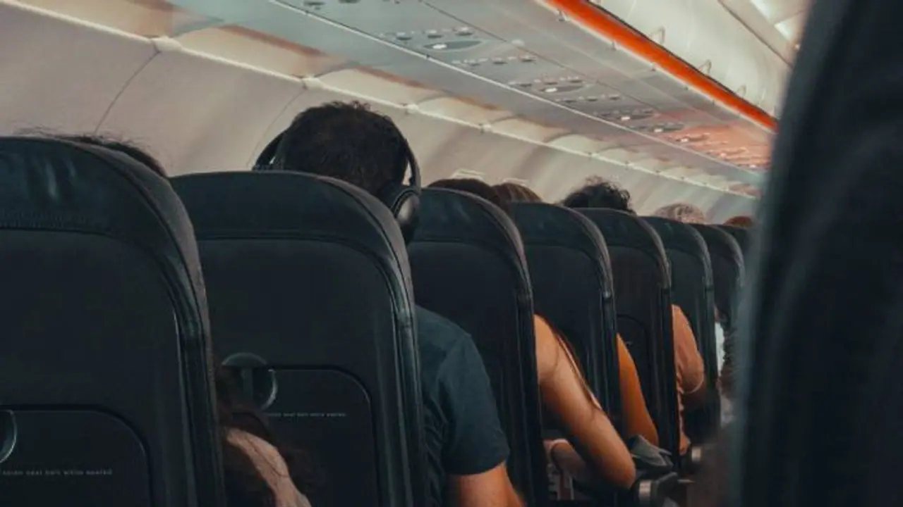 സിംഗപ്പൂർ ഫ്ലൈറ്റില്‍ വച്ച് ക്യാബിന്‍ ക്രൂവിനെ കൊല്ലുമെന്ന് ഭീഷണി മുഴക്കി ഇന്ത്യക്കാരന്‍; പിന്നാലെ അറസ്റ്റ് 