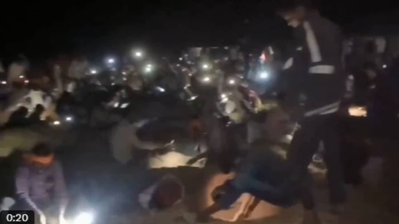 കോട്ടയ്ക്ക് സമീപം വയലിൽ നിധി, കുഴിക്കുന്നത് 7 മണി മുതൽ പുലർച്ചെ 3 മണി വരെ; 'ഛാവ' കണ്ട് 'സ്വർണ്ണവേട്ട' കോട്ടയ്ക്ക് സമീപം വയലിൽ നിധി, കുഴിക്കുന്നത് 7 മണി മുതൽ പുലർച്ചെ 3 മണി വരെ; 'ഛാവ' കണ്ട് 'സ്വർണ്ണവേട്ട'