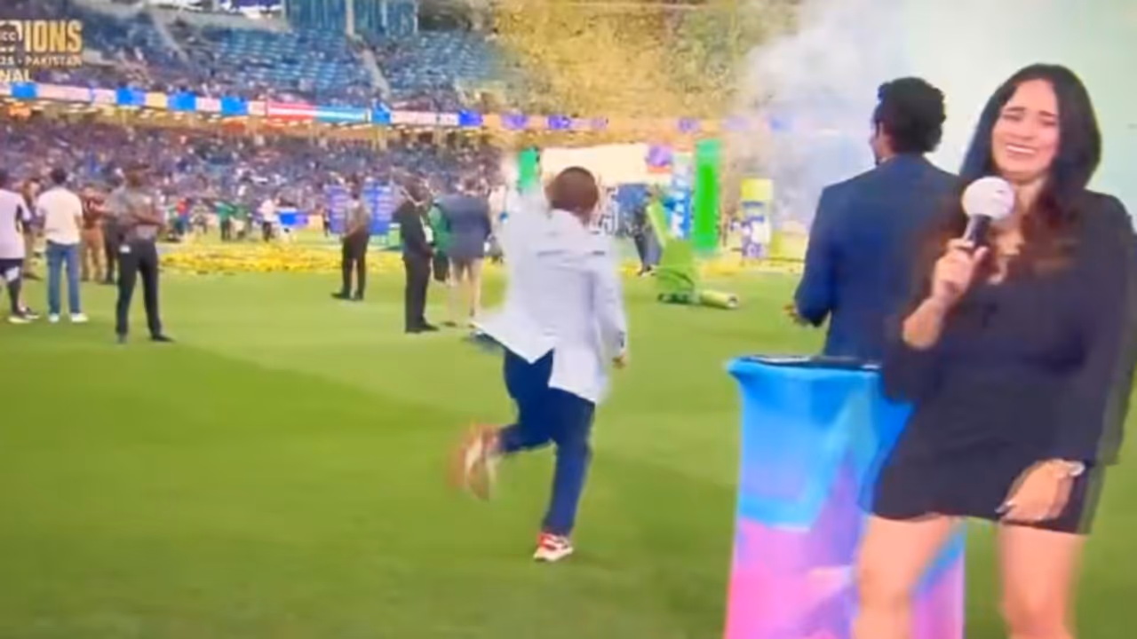 ചാമ്പ്യൻസ് ട്രോഫി: പിഞ്ചുകുഞ്ഞിനെപ്പോലെ ഗ്രൗണ്ടില് തുള്ളിച്ചാടി 75 കാരന് സുനില് ഗവാസ്കര്, വീഡിയോ ചാമ്പ്യൻസ് ട്രോഫി: പിഞ്ചുകുഞ്ഞിനെപ്പോലെ ഗ്രൗണ്ടില് തുള്ളിച്ചാടി 75 കാരന് സുനില് ഗവാസ്കര്, വീഡിയോ