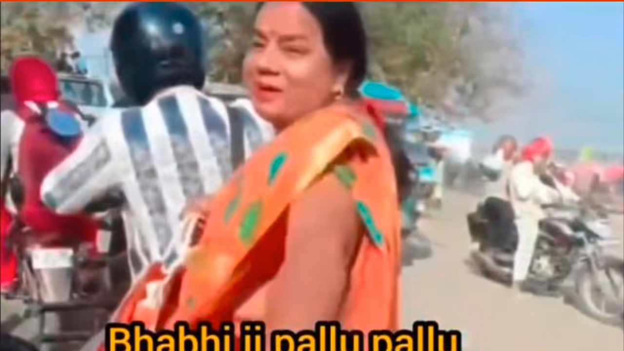 ಸೆರಗು ಬೈಕ್ನ ಚಕ್ರಕ್ಕೆ ಸಿಲುಕದಂತೆ ಎಚ್ಚರಿಸಿದವರಿಗೆ ಮಹಿಳೆಯ ಉತ್ತರ ಕೇಳಿ ಶಾಕ್ ಸೆರಗು ಬೈಕ್ನ ಚಕ್ರಕ್ಕೆ ಸಿಲುಕದಂತೆ ಎಚ್ಚರಿಸಿದವರಿಗೆ ಮಹಿಳೆಯ ಉತ್ತರ ಕೇಳಿ ಶಾಕ್