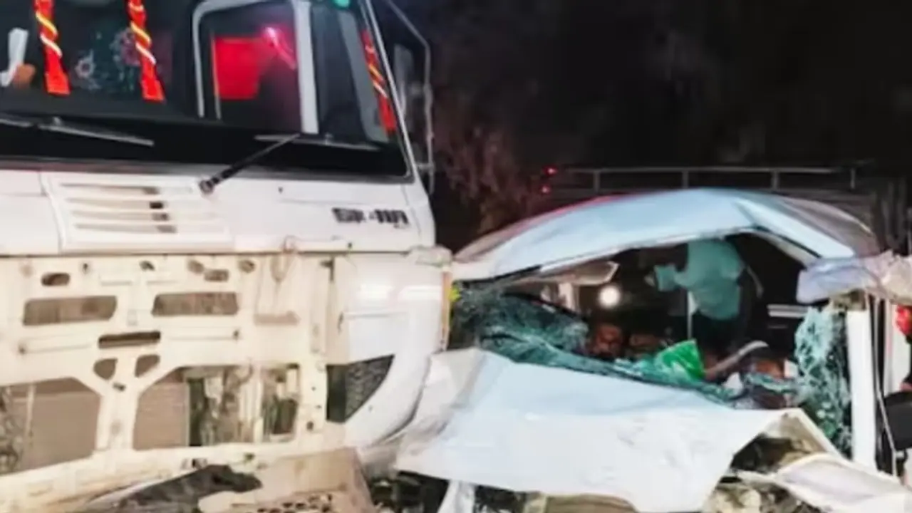 கண்ணிமைக்கும் நேரத்தில் கோர விபத்து! 8 பேர் பலி! நிவாரணம் அறிவித்த முதல்வர்! கண்ணிமைக்கும் நேரத்தில் கோர விபத்து! 8 பேர் பலி! நிவாரணம் அறிவித்த முதல்வர்!