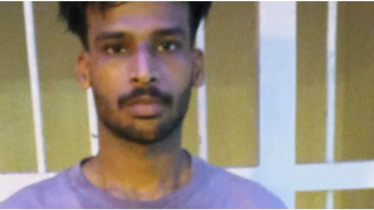 വാഹന പരിശോധനക്കിടെ രക്ഷപ്പെടാൻ ശ്രമം, സാഹസികമായി പിടികൂടി; സ്കൂട്ടറില് നിന്ന് കണ്ടെത്തിയത് 20 ഗ്രാം എംഡിഎംഎ വാഹന പരിശോധനക്കിടെ രക്ഷപ്പെടാൻ ശ്രമം, സാഹസികമായി പിടികൂടി; സ്കൂട്ടറില് നിന്ന് കണ്ടെത്തിയത് 20 ഗ്രാം എംഡിഎംഎ