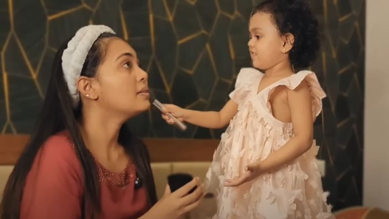 മൃദുലയ്ക്ക് മേക്കപ്പ് ചെയ്ത് കുട്ടിക്കുറുമ്പുകളുമായി ധ്വനി; വീഡിയോ വൈറൽ