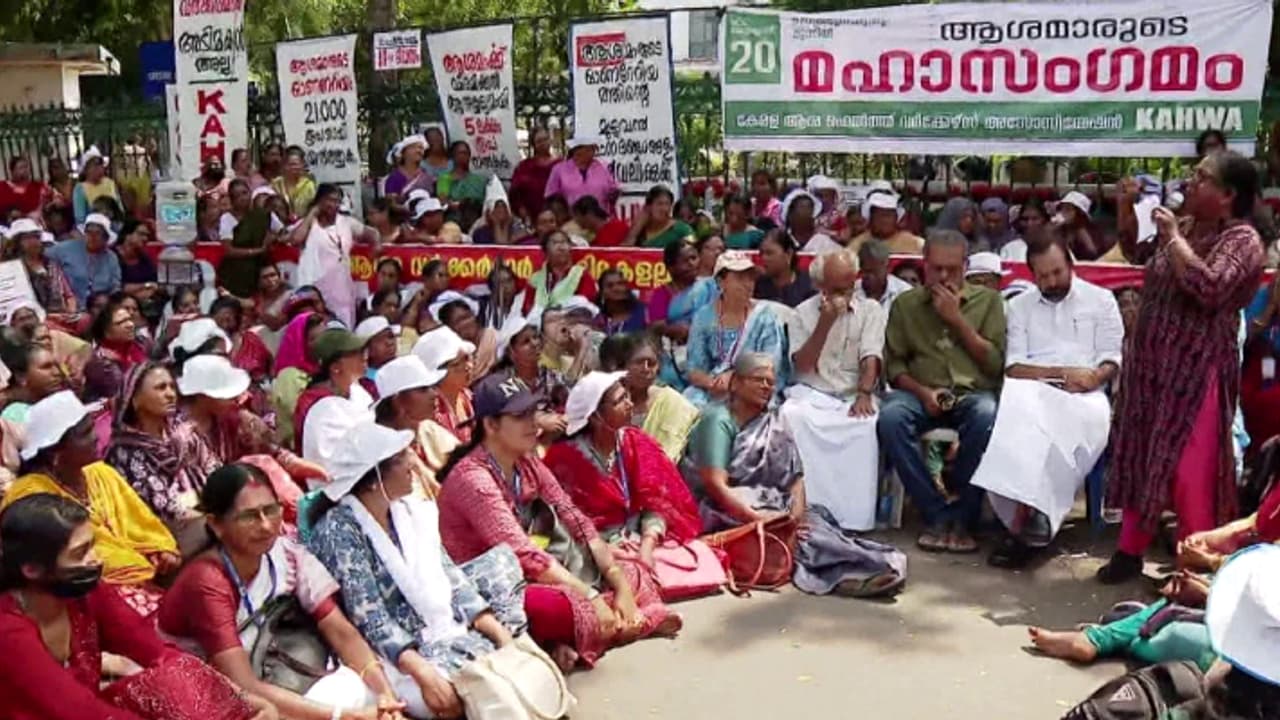 ഇനിയെങ്കിലും കണ്ണുതുറക്കുമോ? കത്തുന്ന വേനലിലും സമര തീ ആളിക്കത്തിച്ച് ആശമാർ; രാപ്പകൽ സമരം ഒരു മാസം പിന്നിട്ടു ഇനിയെങ്കിലും കണ്ണുതുറക്കുമോ? കത്തുന്ന വേനലിലും സമര തീ ആളിക്കത്തിച്ച് ആശമാർ; രാപ്പകൽ സമരം ഒരു മാസം പിന്നിട്ടു