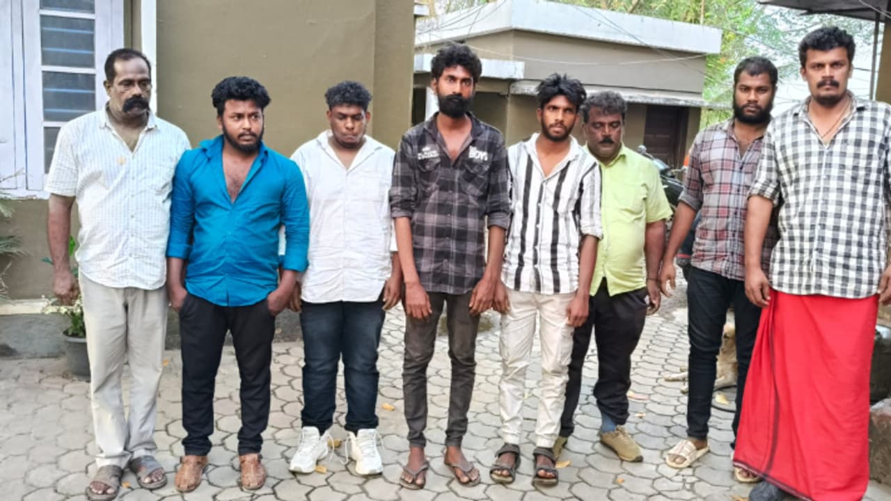 തട്ടിക്കൊണ്ട് പോവുന്നതിനിടെ ലോറി കേടായി, എട്ടംഗ സംഘം തട്ടിക്കൊണ്ട് പോയ അച്ഛനും മകനും രക്ഷകരായി പൊലീസ്