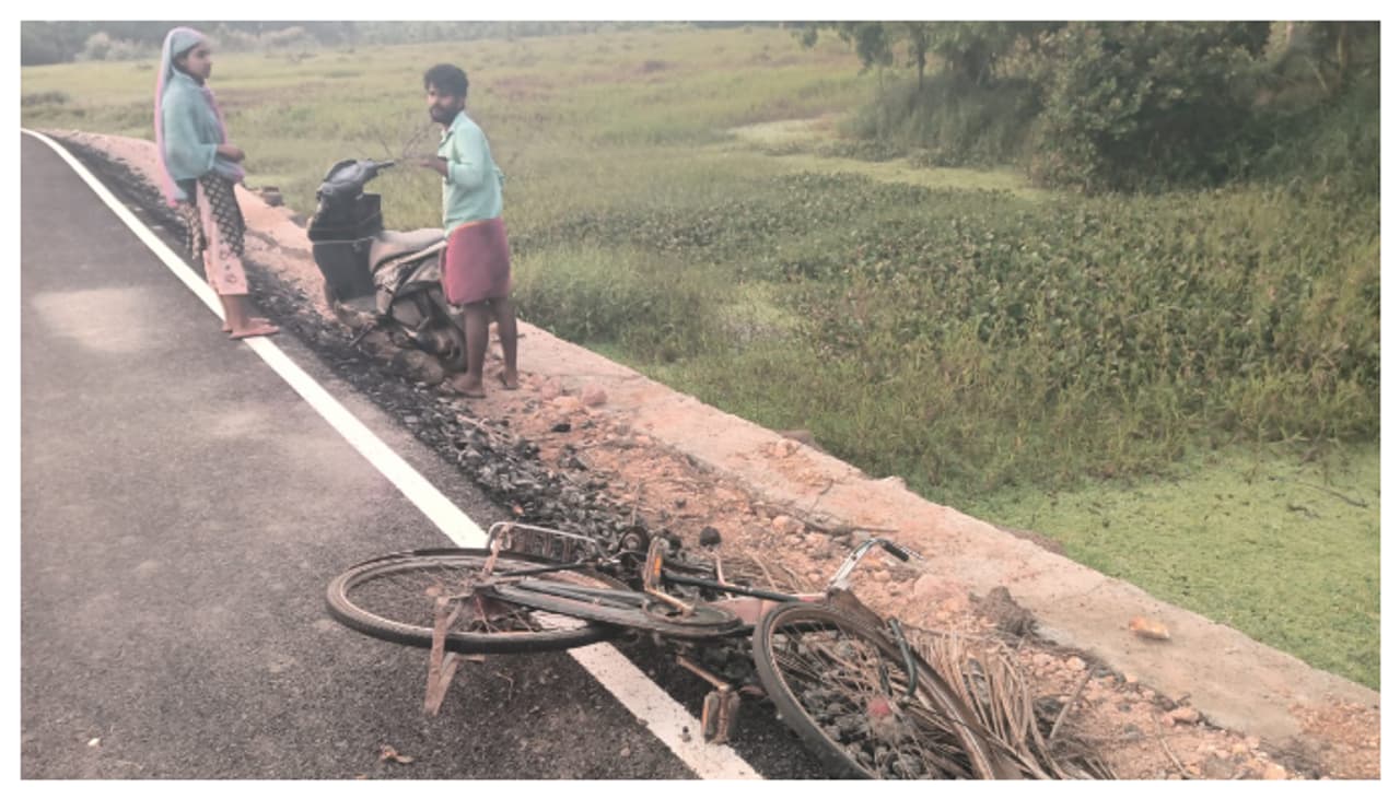 അപ്പാത്തിക്കരി ആമയിട റോഡ് മയക്കുമരുന്ന് താവളമാകുന്നു; അടിയന്തിര അന്വേഷണം ആവശ്യപ്പെട്ട് നാട്ടുകാർ അപ്പാത്തിക്കരി ആമയിട റോഡ് മയക്കുമരുന്ന് താവളമാകുന്നു; അടിയന്തിര അന്വേഷണം ആവശ്യപ്പെട്ട് നാട്ടുകാർ