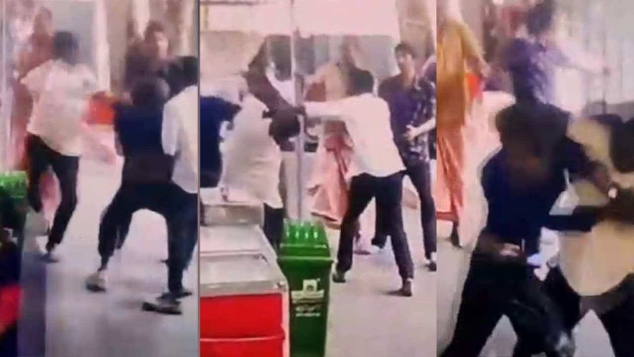 മേശ തുടയ്ക്കുമ്പോൾ ദേഹത്ത് വെള്ളം വീണതിൽ തർക്കം; ചേർത്തലയിൽ സിപിഎം നേതാക്കളും ഹോട്ടൽ ജീവനക്കാരും ഏറ്റുമുട്ടി മേശ തുടയ്ക്കുമ്പോൾ ദേഹത്ത് വെള്ളം വീണതിൽ തർക്കം; ചേർത്തലയിൽ സിപിഎം നേതാക്കളും ഹോട്ടൽ ജീവനക്കാരും ഏറ്റുമുട്ടി