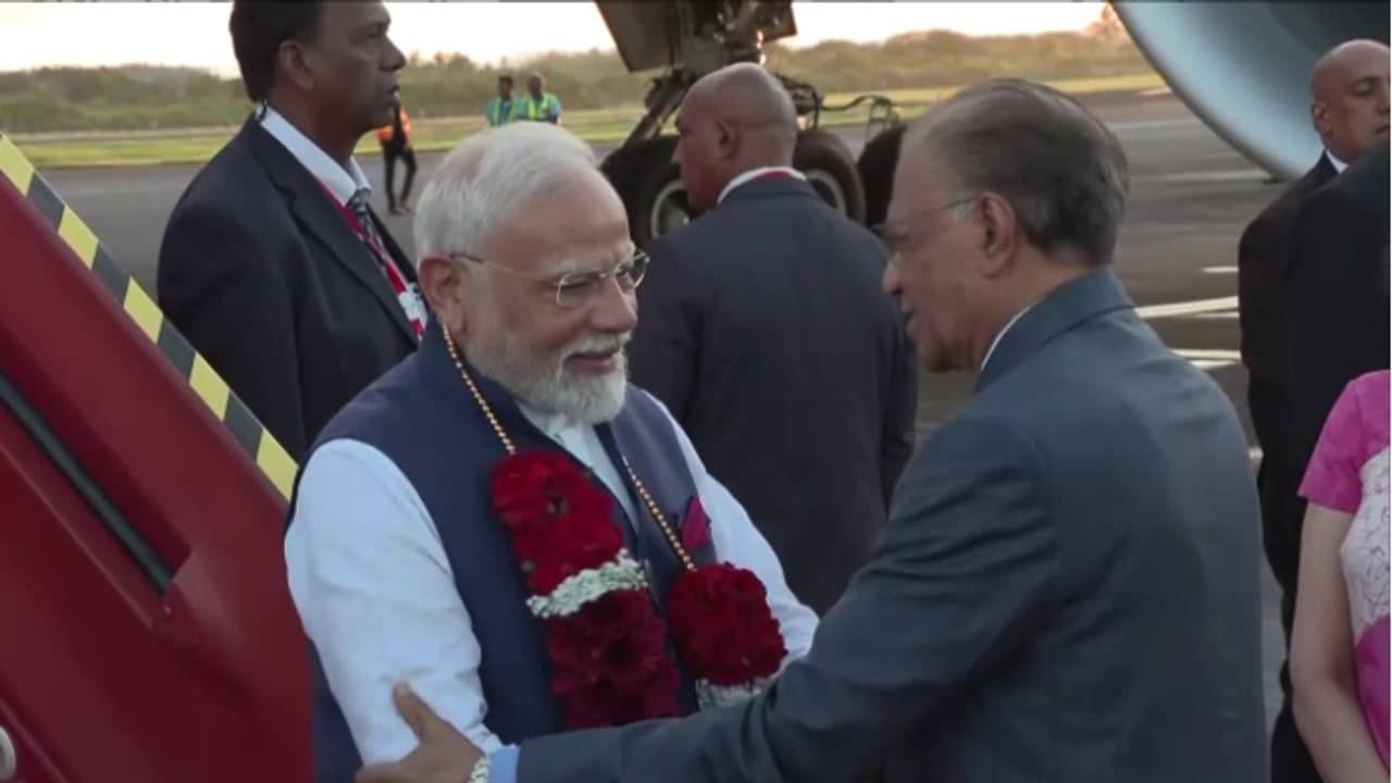 രണ്ട് ദിവസത്തെ സന്ദർശനത്തിനായി പ്രധാനമന്ത്രി നരേന്ദ്രമോദി മൗറീഷ്യസിലെത്തി; വിമാനത്താവളത്തിൽ ഊഷ്മള സ്വീകരണം രണ്ട് ദിവസത്തെ സന്ദർശനത്തിനായി പ്രധാനമന്ത്രി നരേന്ദ്രമോദി മൗറീഷ്യസിലെത്തി; വിമാനത്താവളത്തിൽ ഊഷ്മള സ്വീകരണം