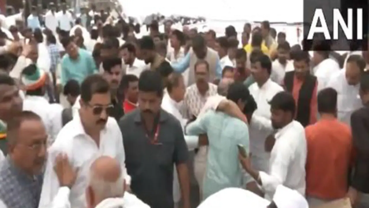 MP: Stage collapses during Congress protest in Bhopal; several leaders, workers sustain injuries MP: Stage collapses during Congress protest in Bhopal; several leaders, workers sustain injuries