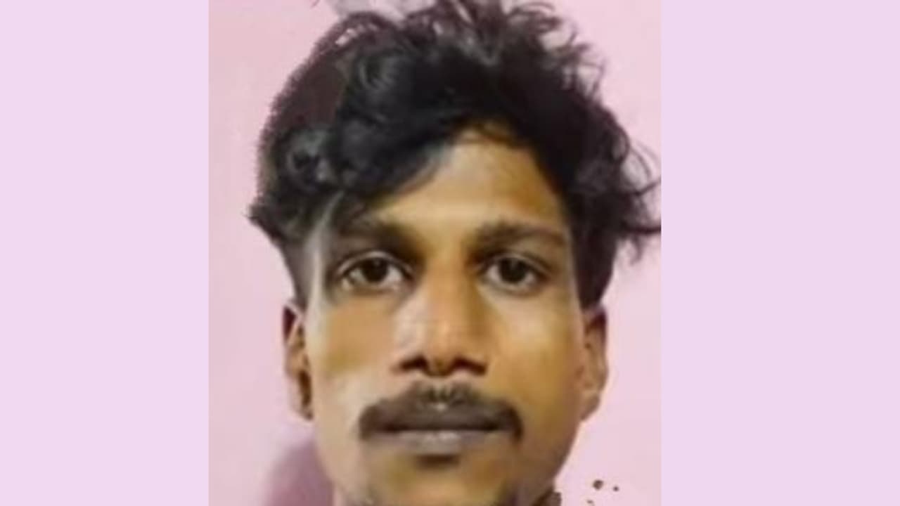 വീടിന് മുന്നിൽ ബൈക്കിൽ അപരിചിതർ, ഓടിച്ചിട്ട് പിടികൂടി നാട്ടുകാർ; പ്രായപൂർത്തിയാകാത്ത സഹോദരിമാർ പീഡനത്തിനിരയായി വീടിന് മുന്നിൽ ബൈക്കിൽ അപരിചിതർ, ഓടിച്ചിട്ട് പിടികൂടി നാട്ടുകാർ; പ്രായപൂർത്തിയാകാത്ത സഹോദരിമാർ പീഡനത്തിനിരയായി