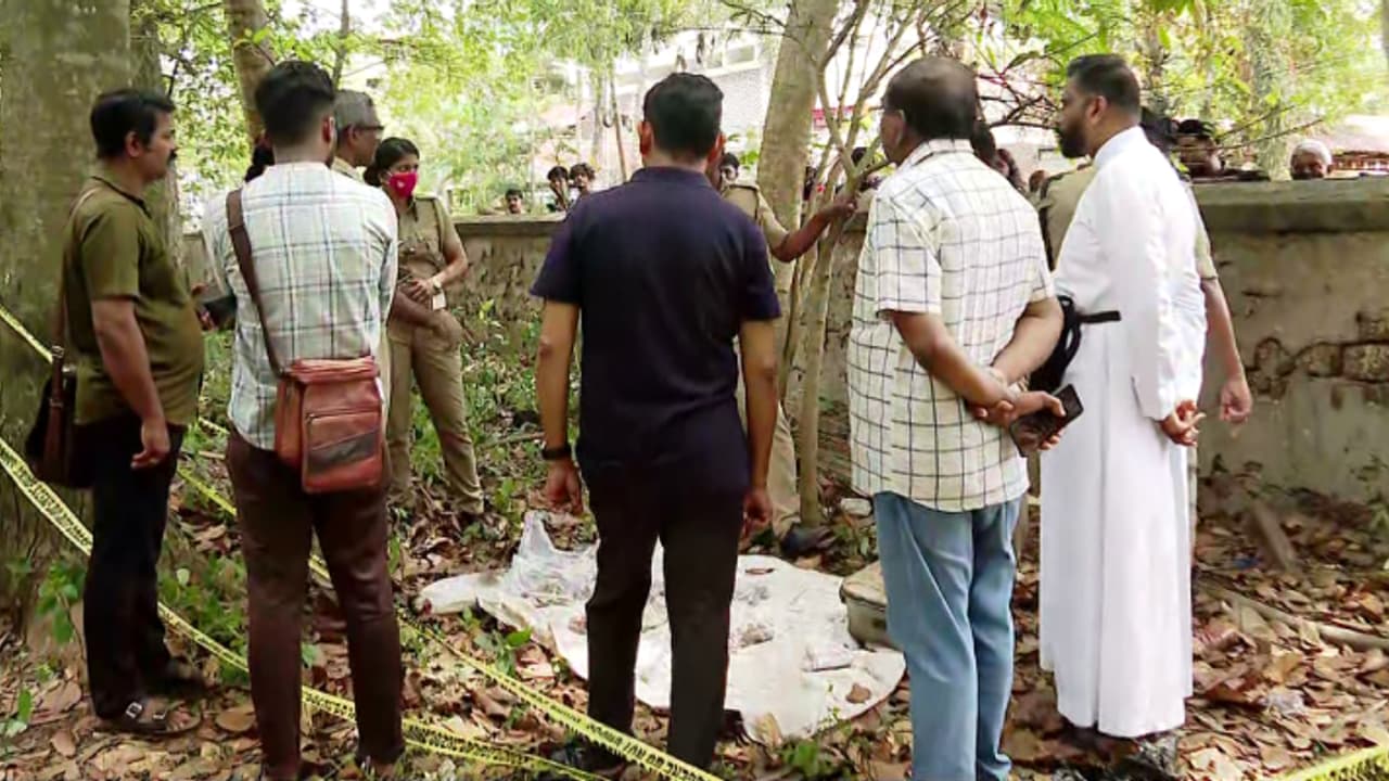 സൂട്കേസിൽ അസ്ഥികൂടം: എല്ലുകളിൽ ഇംഗ്ലീഷ് അക്ഷരങ്ങൾ, ബാഗിൽ കത്രിക; മെഡിക്കൽ പഠനത്തിന് ഉപയോഗിച്ചതെന്ന് സംശയം സൂട്കേസിൽ അസ്ഥികൂടം: എല്ലുകളിൽ ഇംഗ്ലീഷ് അക്ഷരങ്ങൾ, ബാഗിൽ കത്രിക; മെഡിക്കൽ പഠനത്തിന് ഉപയോഗിച്ചതെന്ന് സംശയം