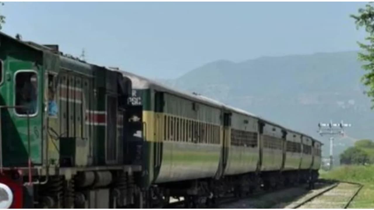 പാക്കിസ്ഥാനിൽ ബലൂച് ഭീകരർ ട്രെയിൻ റാഞ്ചി, 450 യാത്രക്കാരെ ബന്ദികളാക്കി; സുരക്ഷാ ഉദ്യോഗസ്ഥരെ കൊലപ്പെടുത്തി പാക്കിസ്ഥാനിൽ ബലൂച് ഭീകരർ ട്രെയിൻ റാഞ്ചി, 450 യാത്രക്കാരെ ബന്ദികളാക്കി; സുരക്ഷാ ഉദ്യോഗസ്ഥരെ കൊലപ്പെടുത്തി