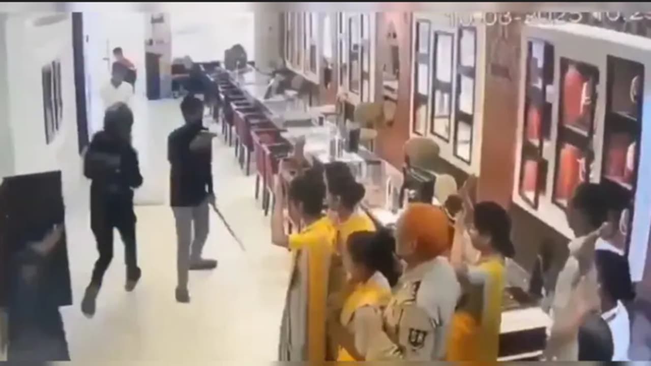 'വെടിവയ്ക്കൂ, അവൻ സിഐഡി കളിക്കുകയാണ്', ജ്വല്ലറിയിൽ കയറി 25 കോടിയുടെ സ്വര്ണാഭരണം കവരാൻ 17മിനിറ്റ്, എങ്ങനെ..! 'വെടിവയ്ക്കൂ, അവൻ സിഐഡി കളിക്കുകയാണ്', ജ്വല്ലറിയിൽ കയറി 25 കോടിയുടെ സ്വര്ണാഭരണം കവരാൻ 17മിനിറ്റ്, എങ്ങനെ..!