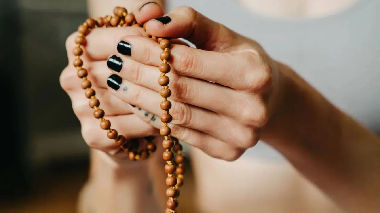 ದೆವ್ವಗಳಿಂದ ಪಾರಾಗಲು ಈ ಜಪಮಾಲೆ ಧರಿಸಬೇಕಂತೆ! ದೆವ್ವಗಳಿಂದ ಪಾರಾಗಲು ಈ ಜಪಮಾಲೆ ಧರಿಸಬೇಕಂತೆ!