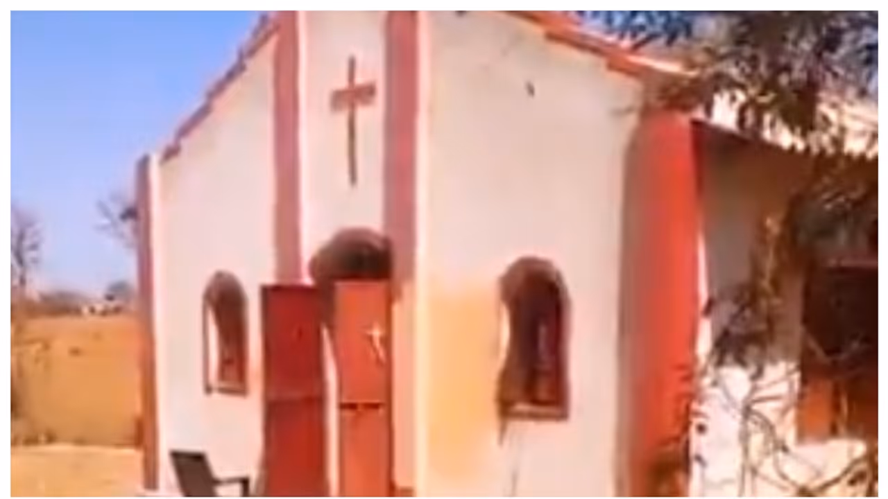 പാസ്റ്റർ മതം മാറിയപ്പോൾ ഗ്രാമത്തിലെ 30 കുടുംബങ്ങളും മതം മാറി; പിന്നാലെ പള്ളി ക്ഷേത്രവും പാസ്റ്റർ പൂജാരിയുമായി