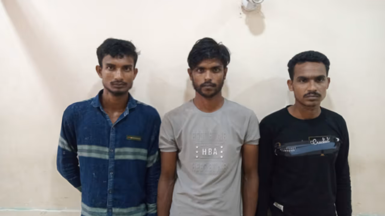 വാടക വീട്ടിൽ ഇടക്കിടെ ആളുകൾ വരുന്നെന്ന് വീട്ടുടമ, ‌കയറി പരിശോധിച്ച് പൊലീസ്; ഒന്നേകാൽ കിലോ കഞ്ചാവ് പിടി കൂടി