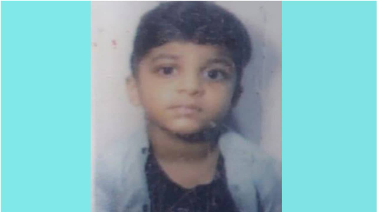 കളിക്കുന്നതിനിടെ ഫ്ലാറ്റിന്റെ ഏഴാം നിലയില് നിന്ന് വീണു, കോഴിക്കോട് രണ്ടാം ക്ലാസുകാരന് ദാരുണാന്ത്യം കളിക്കുന്നതിനിടെ ഫ്ലാറ്റിന്റെ ഏഴാം നിലയില് നിന്ന് വീണു, കോഴിക്കോട് രണ്ടാം ക്ലാസുകാരന് ദാരുണാന്ത്യം