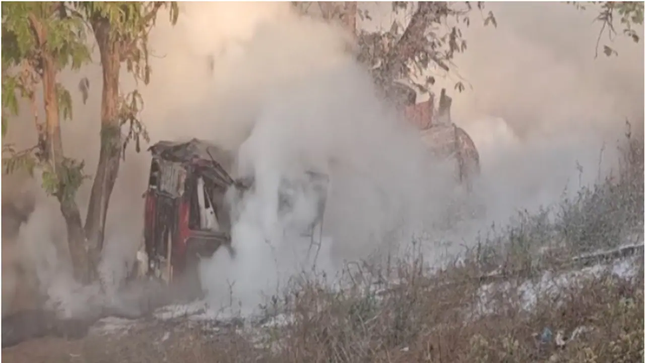 Gujarat: Nitrogen tanker falls into pit on Ahmedabad Vadodara highway; no injuries reported Gujarat: Nitrogen tanker falls into pit on Ahmedabad Vadodara highway; no injuries reported