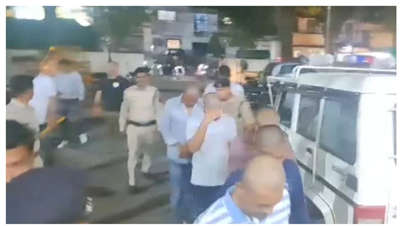 ചാമ്പ്യൻസ് ട്രോഫി വിജയാഘോഷം കൈവിട്ടു, യുവാക്കളെ തലമൊട്ടയടിച്ച് നടത്തിച്ച് പൊലീസിന്റെ പ്രതികാരം, വിവാദം