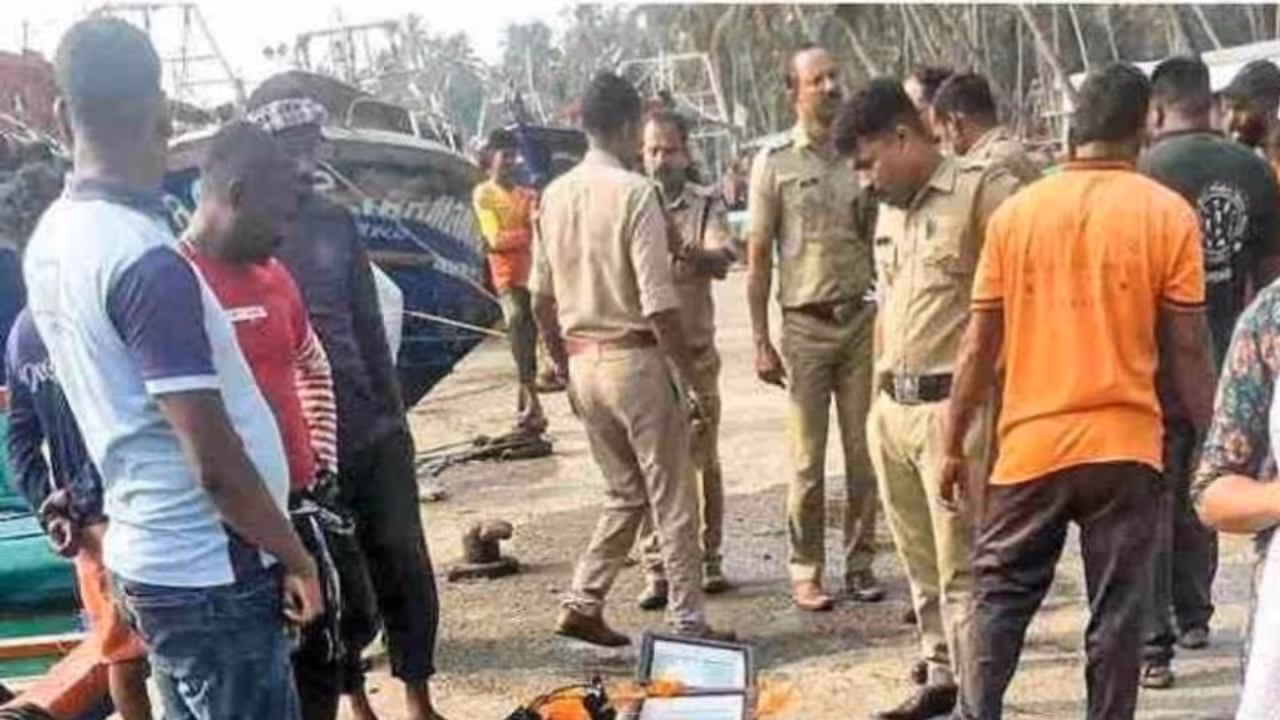 തീവ്രതയേറിയ ലൈറ്റുകൾ ഘടിപ്പിച്ച് മത്സ്യബന്ധനം; 2 വള്ളങ്ങൾ പിടിച്ചെടുത്ത് അധികൃതർ, പിടിച്ച മത്സ്യം ലേലം ചെയ്തു തീവ്രതയേറിയ ലൈറ്റുകൾ ഘടിപ്പിച്ച് മത്സ്യബന്ധനം; 2 വള്ളങ്ങൾ പിടിച്ചെടുത്ത് അധികൃതർ, പിടിച്ച മത്സ്യം ലേലം ചെയ്തു