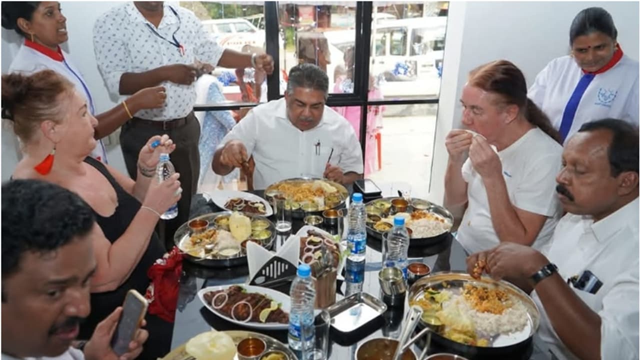 'ക്രോപ് ചെയ്യാത്ത യഥാര്ത്ഥ ചിത്രം ഞാന് ഇവിടെ ചേര്ക്കുന്നു'; വ്യാജ പ്രചാരണത്തിനെതിരെ മന്ത്രി സജി ചെറിയാൻ 'ക്രോപ് ചെയ്യാത്ത യഥാര്ത്ഥ ചിത്രം ഞാന് ഇവിടെ ചേര്ക്കുന്നു'; വ്യാജ പ്രചാരണത്തിനെതിരെ മന്ത്രി സജി ചെറിയാൻ