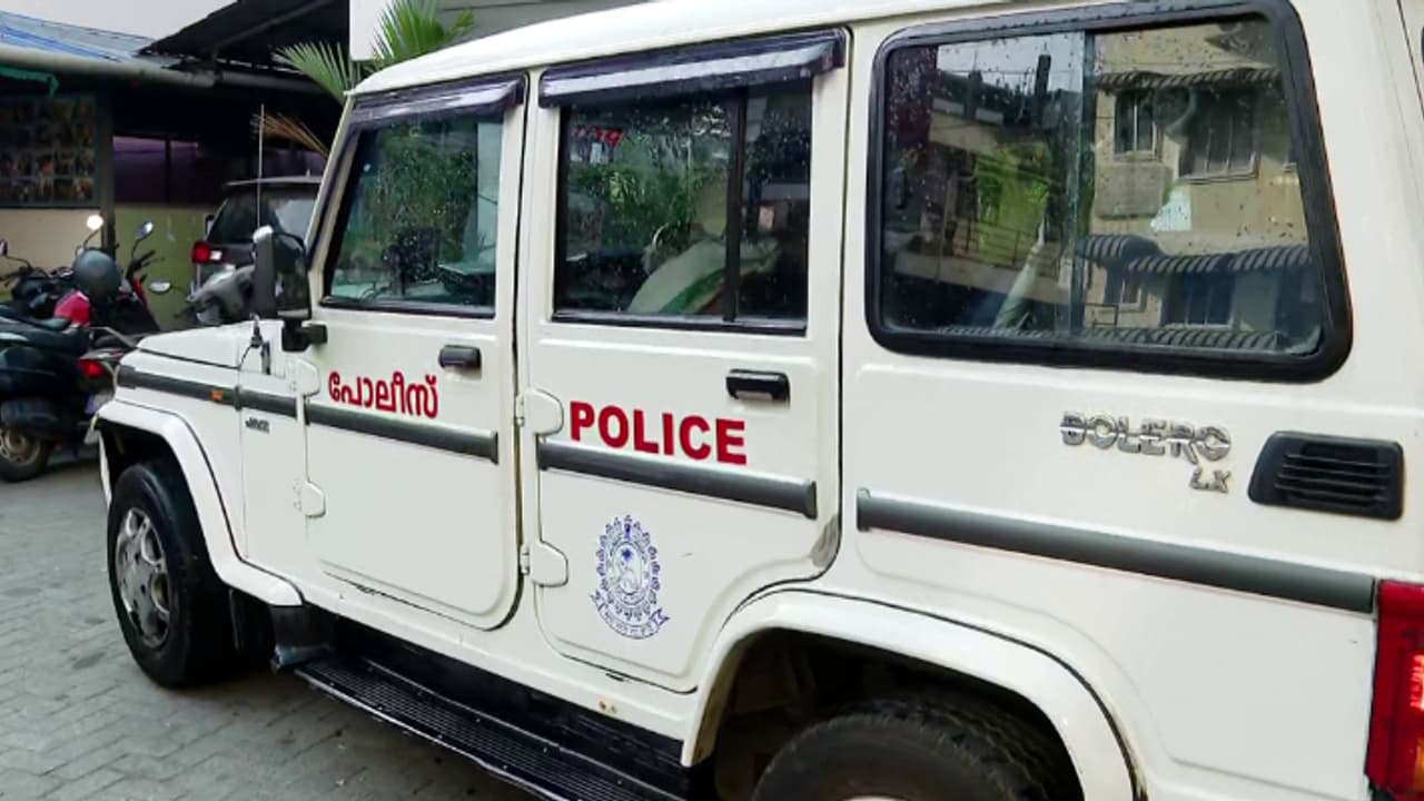 താമസ സ്ഥലത്തേക്ക് പോവുകയായിരുന്ന ബാര് ജീവനക്കാരന്റെ കഴുത്തിൽ കത്തിവെച്ച് കവര്ച്ച; നാലു പേര് പിടിയിൽ താമസ സ്ഥലത്തേക്ക് പോവുകയായിരുന്ന ബാര് ജീവനക്കാരന്റെ കഴുത്തിൽ കത്തിവെച്ച് കവര്ച്ച; നാലു പേര് പിടിയിൽ