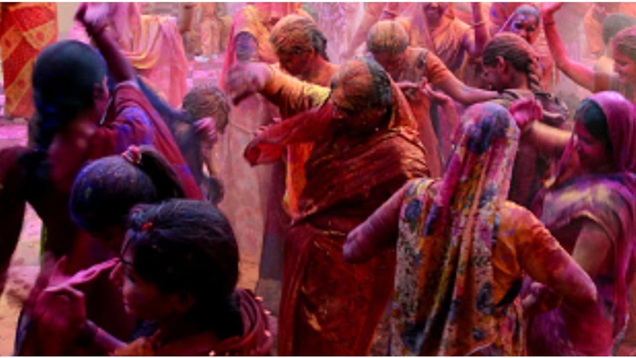 ഹോളി ദിനത്തിൽ രാവിലെ പുരുഷൻമാർ വീട് വിട്ട് ഇറങ്ങണം! സ്ത്രീകളുടെ ആഘോഷം കാണാനും പാടില്ല; വ്യത്യസ്തമായൊരു ഗ്രാമം ഹോളി ദിനത്തിൽ രാവിലെ പുരുഷൻമാർ വീട് വിട്ട് ഇറങ്ങണം! സ്ത്രീകളുടെ ആഘോഷം കാണാനും പാടില്ല; വ്യത്യസ്തമായൊരു ഗ്രാമം