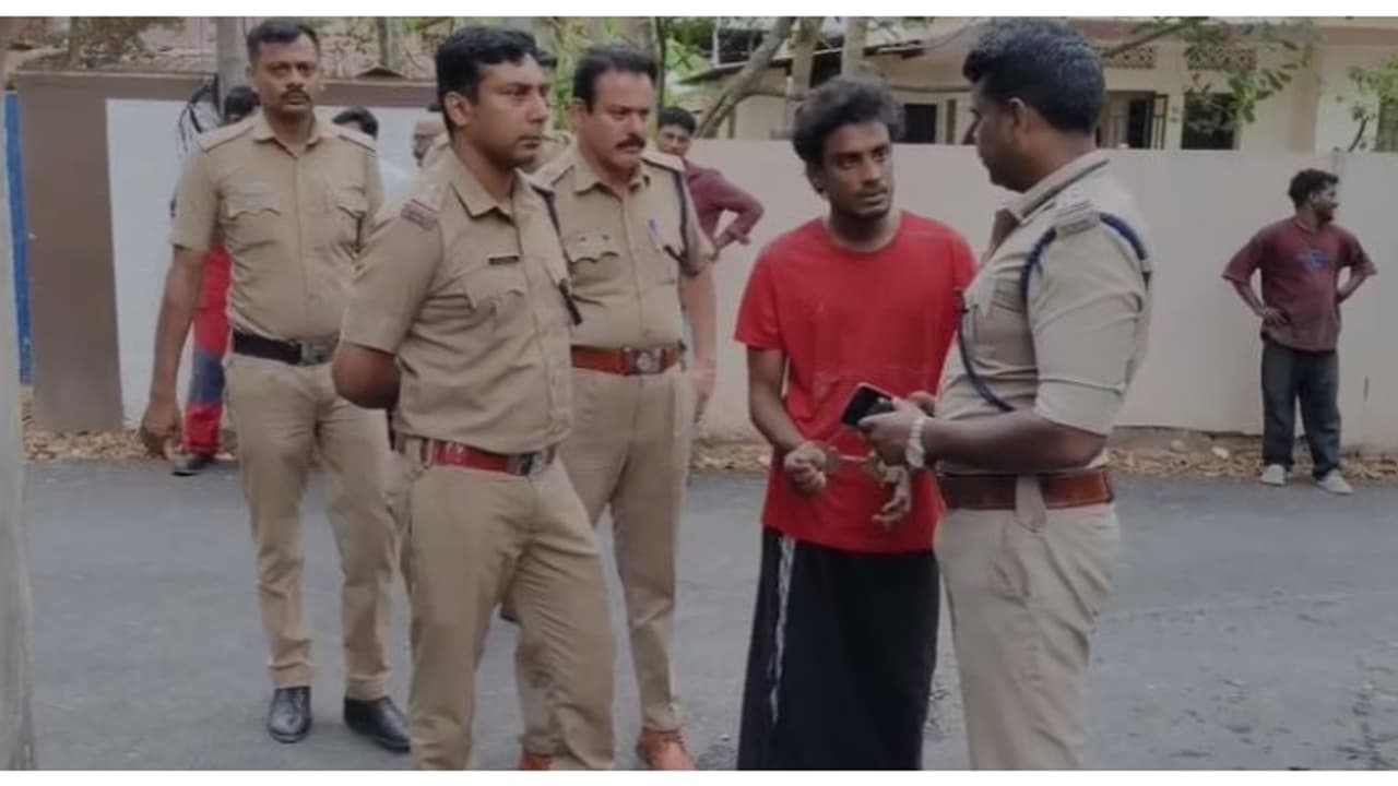 വീടിന് മുന്നിൽ പാർക്ക് ചെയ്ത ഇന്നോവ ക്രിസ്റ്റ കാറും 2 സ്കൂട്ടറുകളും ബുള്ളറ്റും കത്തിച്ചു, പ്രതി ബന്ധു;അറസ്റ്റ്