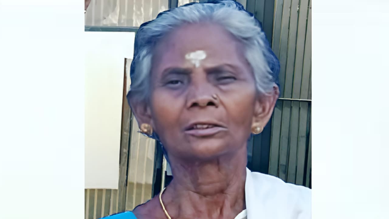 ജോലി കഴിഞ്ഞ് വരുമ്പോൾ വൈദ്യുതി തൂണിനോട് ചേർന്ന സ്റ്റേ കമ്പിയിൽ പിടിച്ചു; വയോധിക ഷോക്കേറ്റ് മരിച്ചു