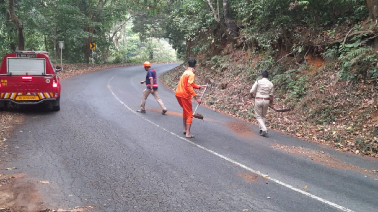 റോഡിൽ പരന്നൊഴുകി ഓയിൽ, പേര്യ ചുരത്തിൽ തെന്നിമാറി ബൈക്കുകൾ, അപകടം 